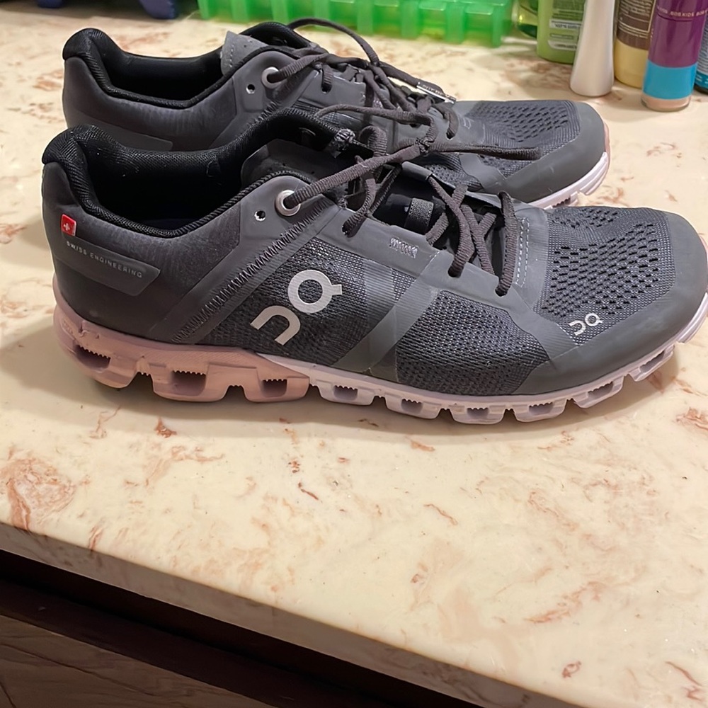 On Cloud Cloudflow womens 8.5 running shoes in rock rose, worn 2-3 times
